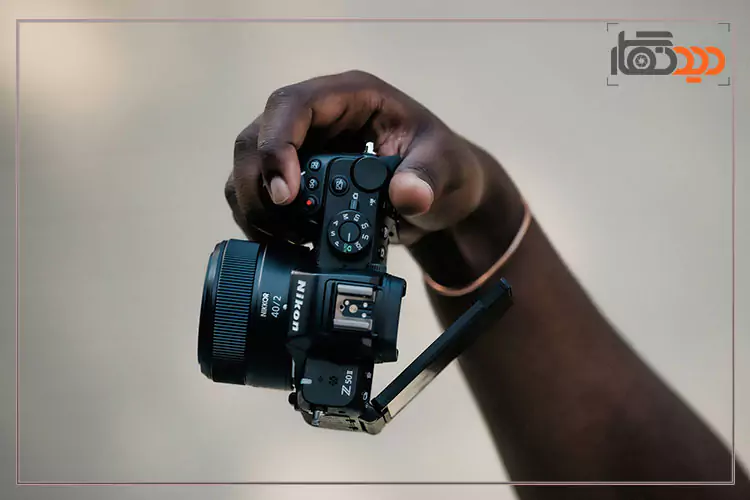 دوربین نیکون Nikon Z50 II در دست