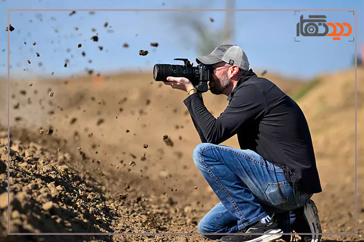 دوربین Nikon Z6 III در دست