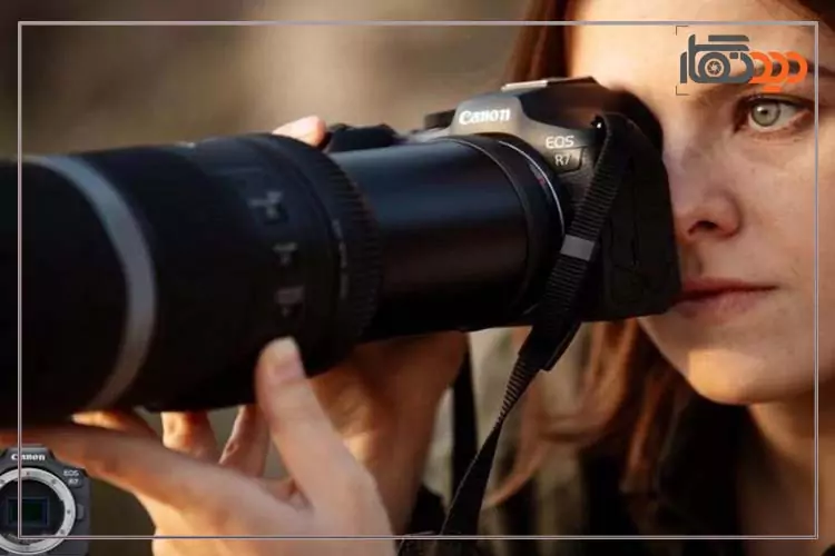 دوربین کنون بدون آینه R7 در دست عکاس