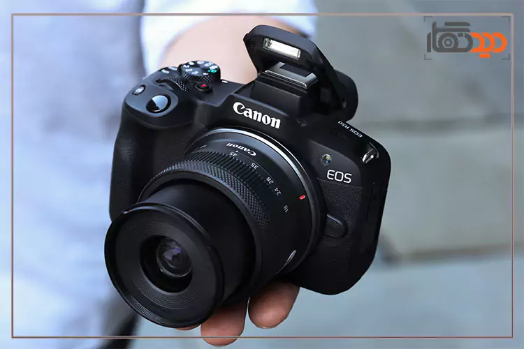 دوربین کانن R50 در دست