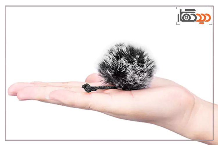 بادگیر میکروفون کامیکا Comica CVM-MF1 و اندازه آن در دست