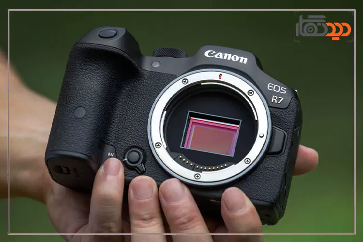 دوربین کانن R7 در دست