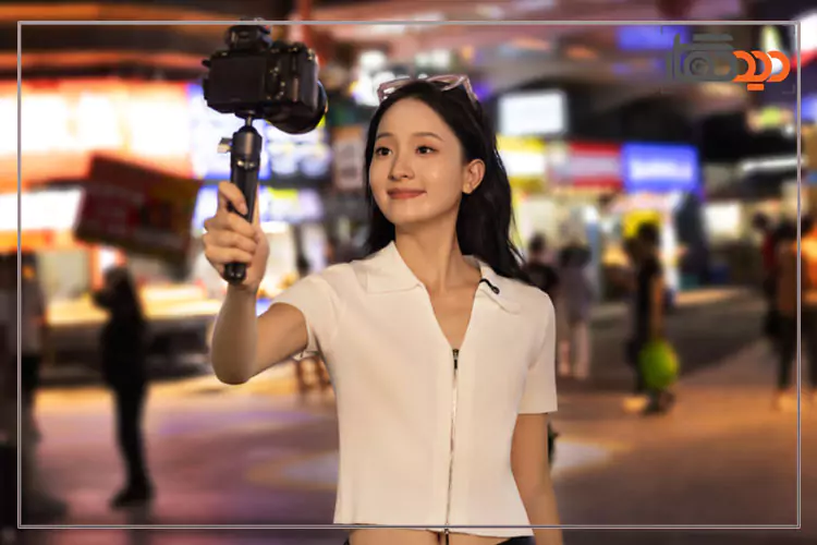 میکروفون هالی لند Hollyland LARK M2S Mini Combo در دست