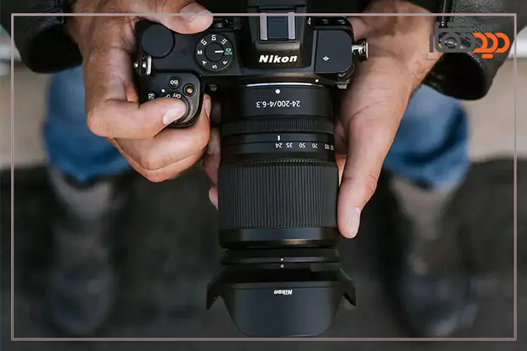 دوربین نیکون nikon z5 در دست