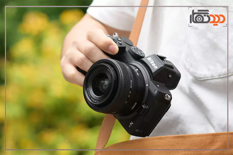 دوربین نیکون Z5 در دست