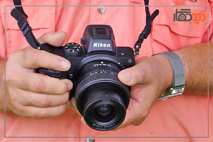 دوربین نیکون Z5 در دست