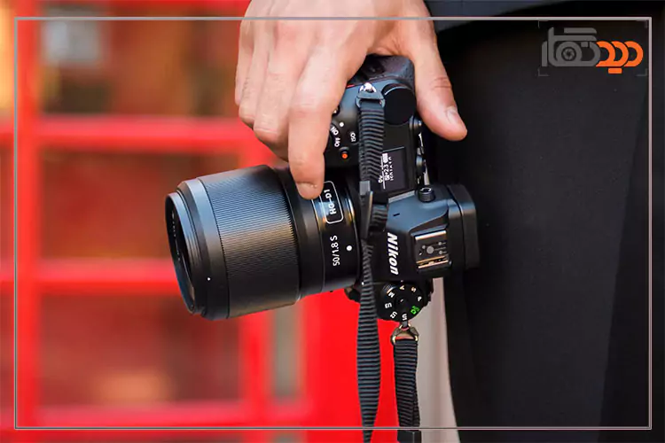 دوربین نیکون z6 در دست