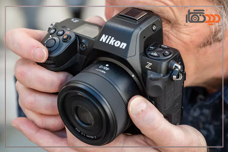 دوربین نیکون Z8 در دست