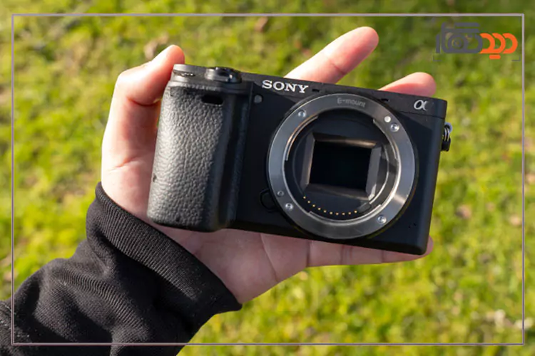 دوربین سونی A6400 در دست