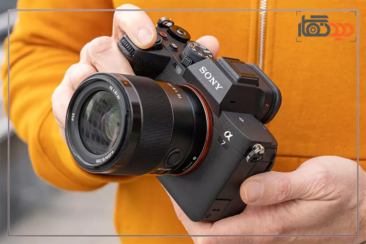 دوربین سونی A7 IV در دست