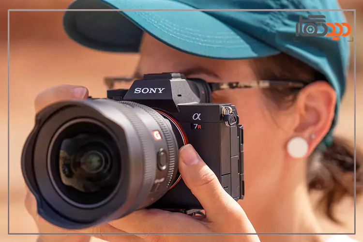 دوربین سونی A7R V در دست