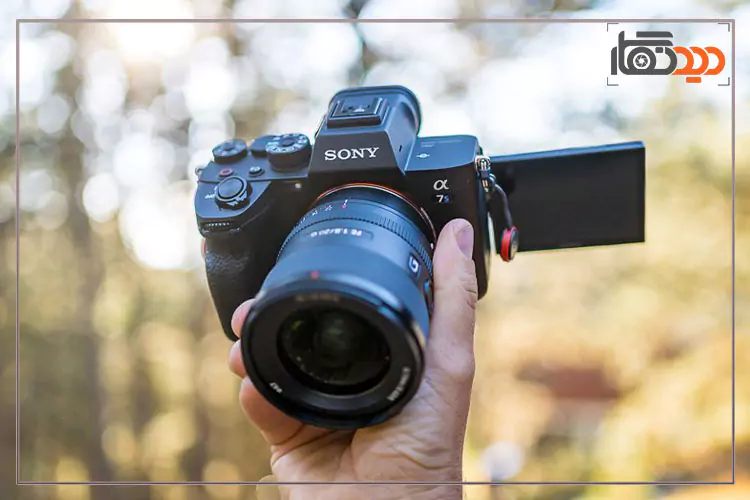 دوربین سونی A7S III در دست