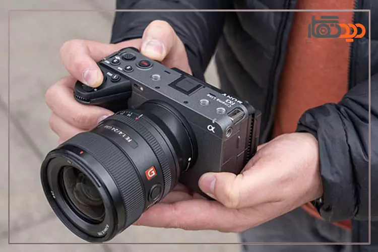 دوربین سونی FX3 در دست