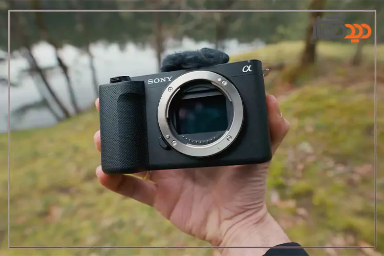 دوربین سونی ZV-E1 در دست