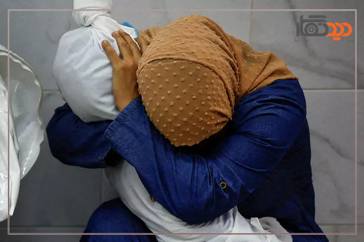 یک زن فلسطینی جسد خواهرزاده خود را در آغوش می گیرد / فلسطین