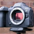 دوربین کانن R6 MARK III نمای جانبی روی سه پایه