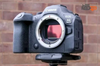 دوربین کانن R6 MARK III نمای جانبی روی سه پایه