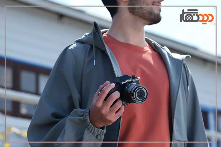 دوربین فوجی Fujifilm X-S20 XC15-45mm Kit در دست