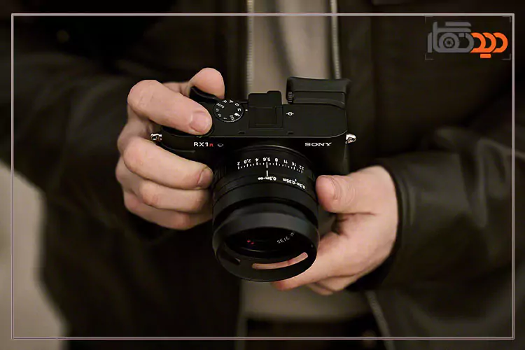 دوربین سونی Sony RX1R III در دست