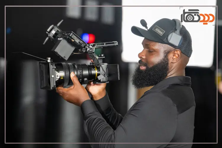 دوربین نیکون Nikon ZR 6K روی دست